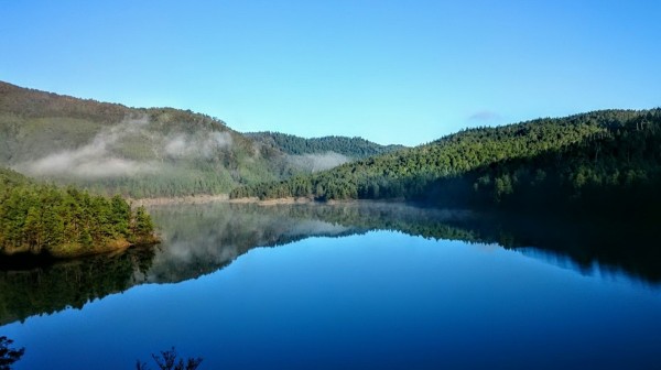 [分享 自由時報] 翠峰湖難得滿水位 湛藍湖域美得讓人屏息 